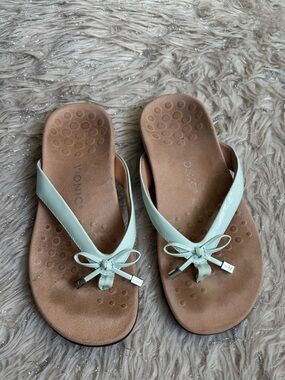 Vionic Women's Mint Bow Thong Patent  Leather Sandals Size 8 US